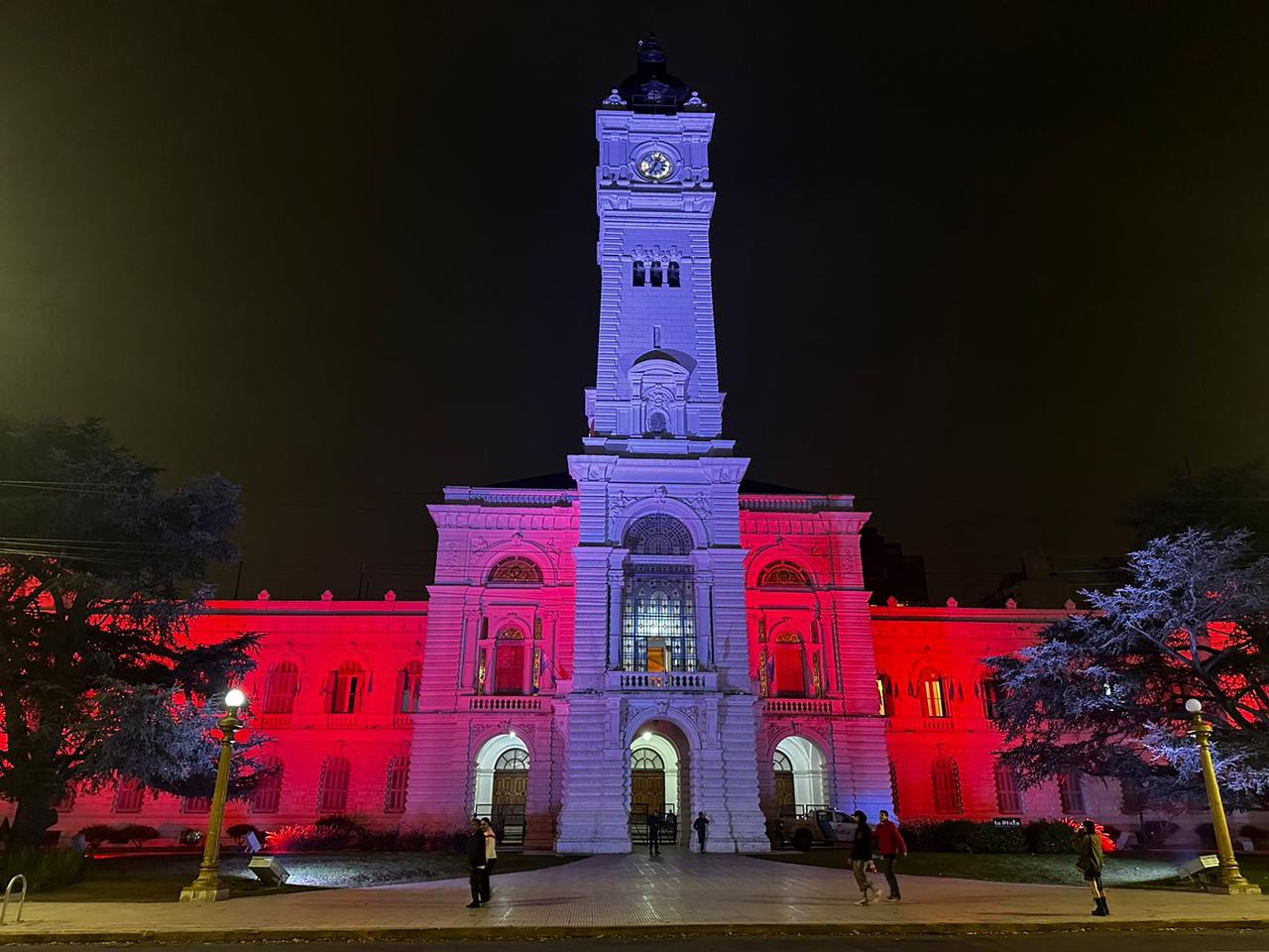 El Palacio Municipal se iluminó de rojo y blanco en homenaje al título de Estudiantes de La Plata