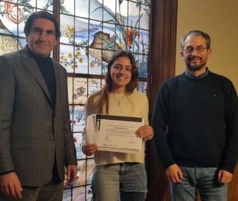 Entregan becas a estudiantes de Ciencias Naturales y Museo