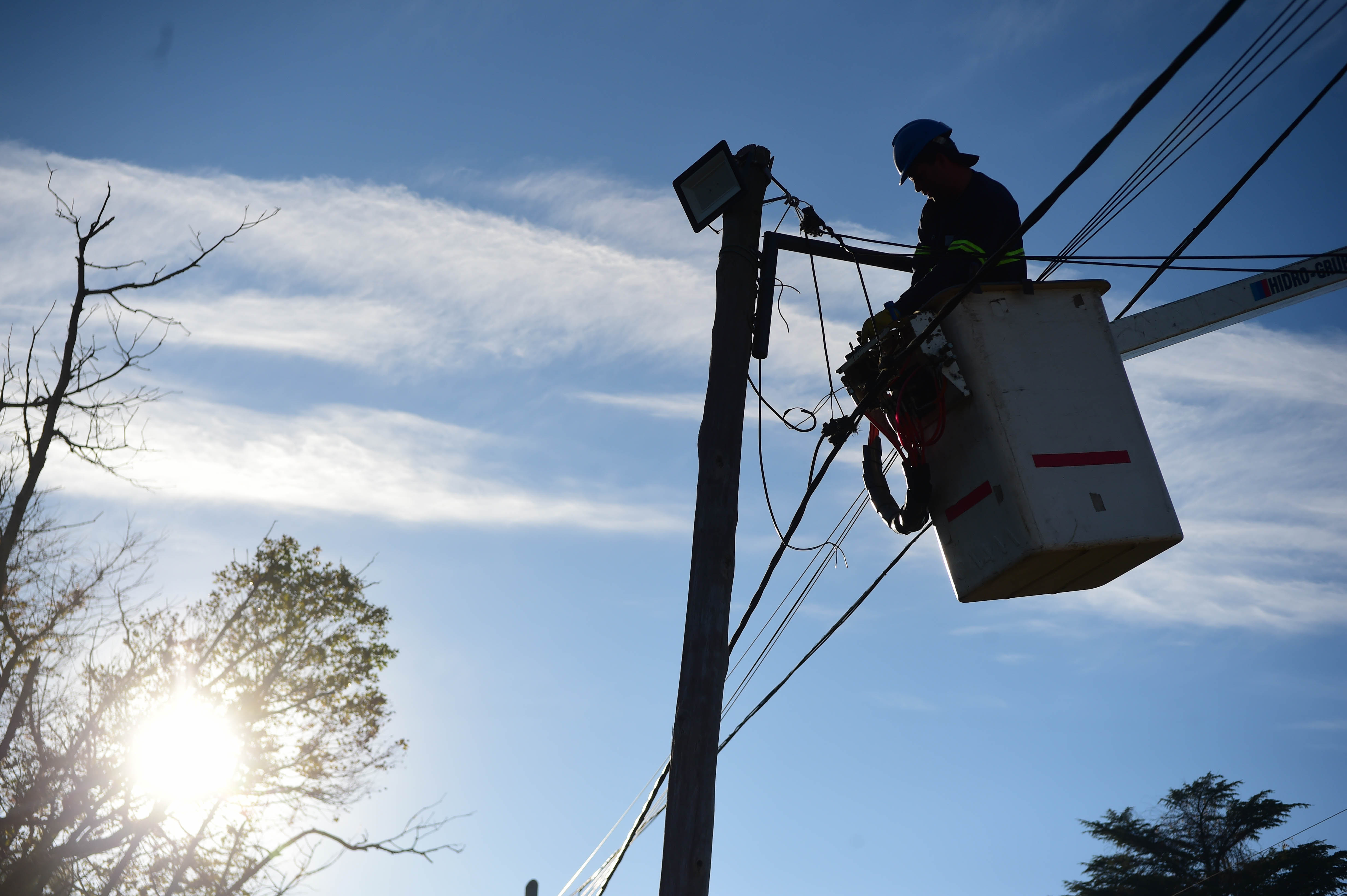 Modernizan el sistema de alumbrado público con más luces LED, recableado y reparaciones  en City Bell y San Carlos