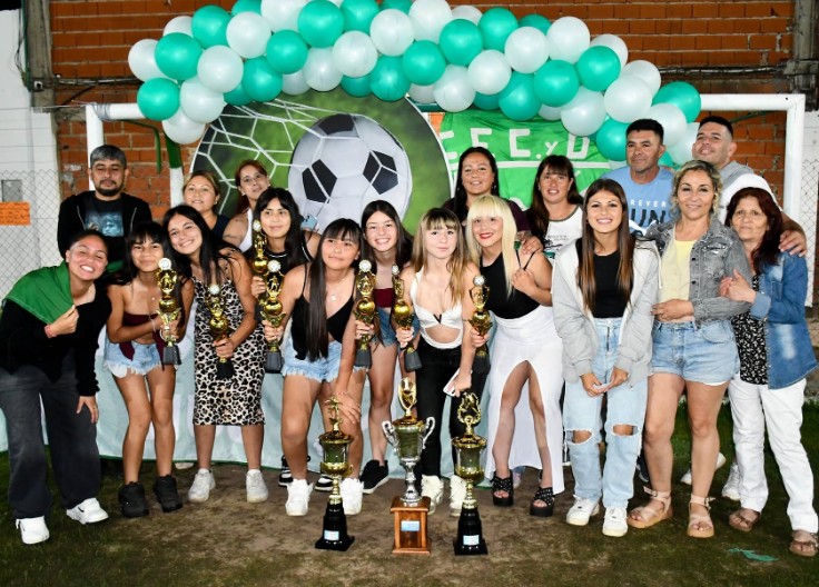Equipo femenino local busca auspiciantes para su casaca