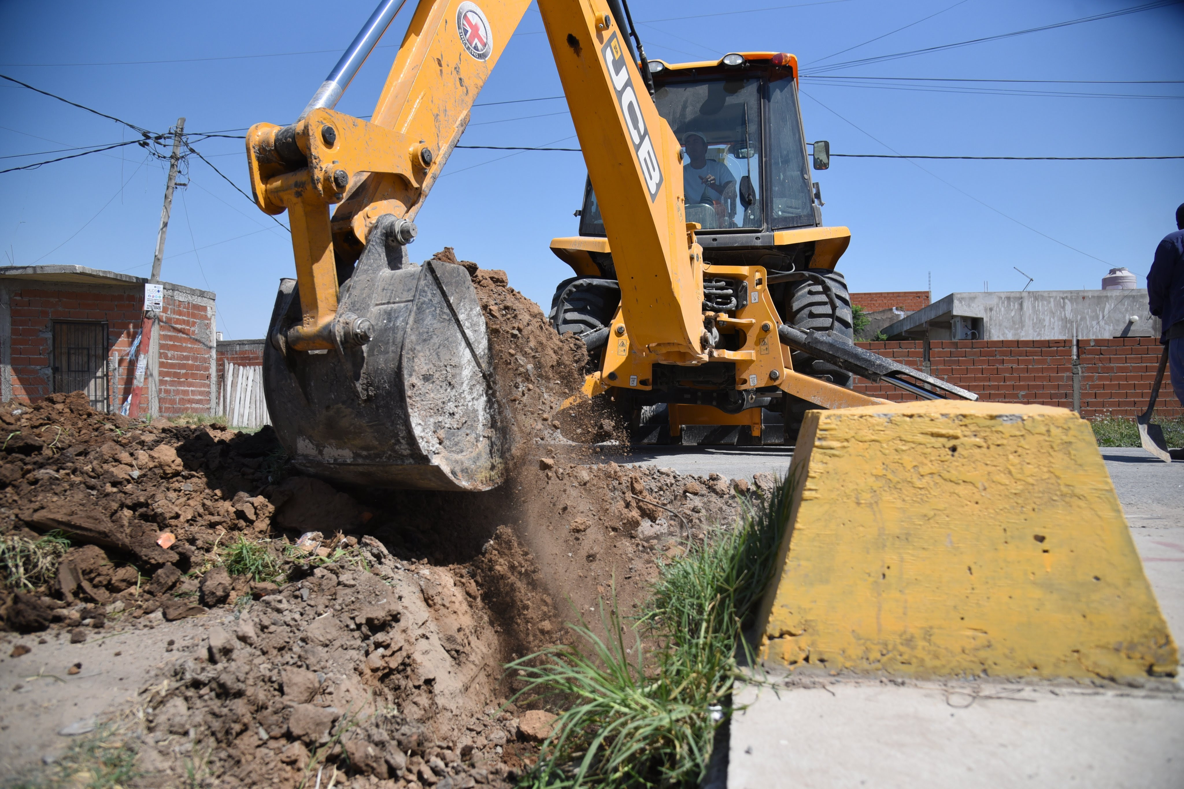 En Los Hornos: El Municipio encara obras hidráulicas en Los Hornos