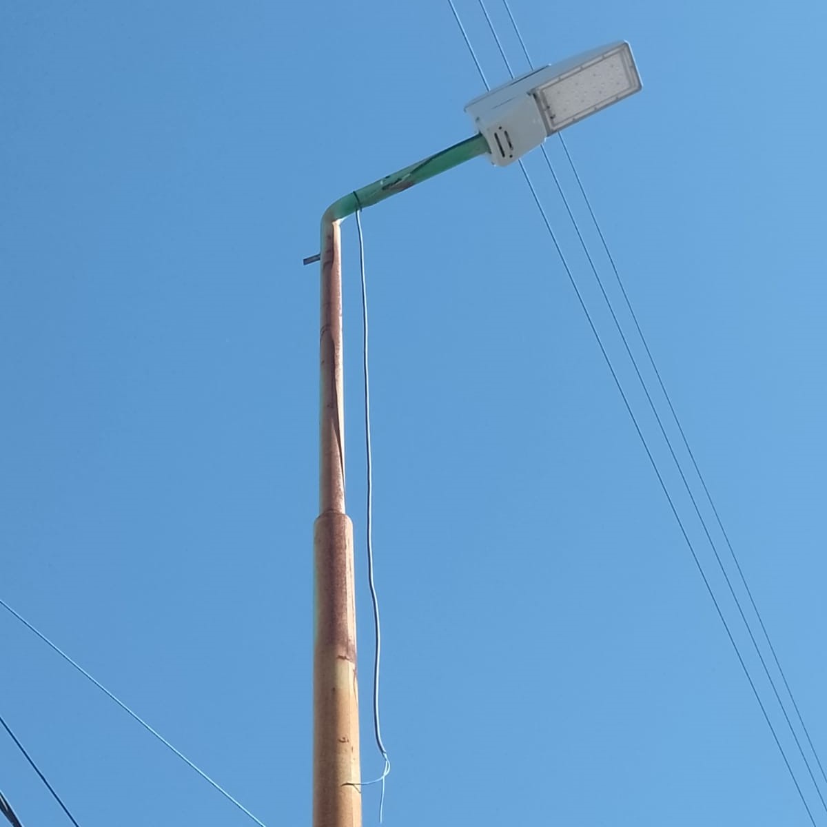 Un barrio de a poco va quedando a oscuras: Apuntan a una empresa de cable