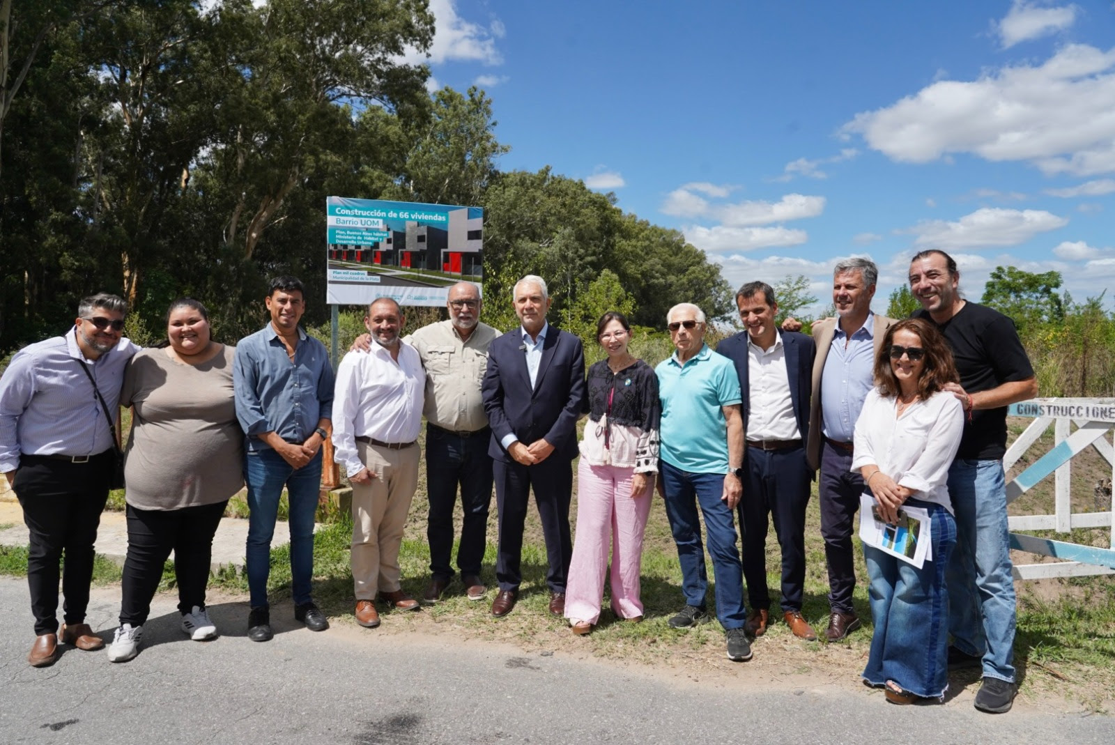 Alak y Batakis encabezaron el inicio de obras de 66 viviendas en 6 y 635