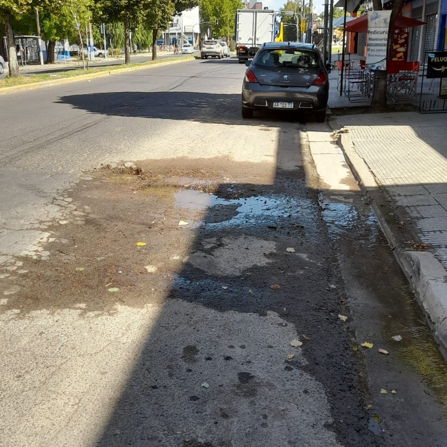 Comenzó en la era Garro y perdura en el tiempo: Piden el arreglo de un bache sobre la avenida 7
