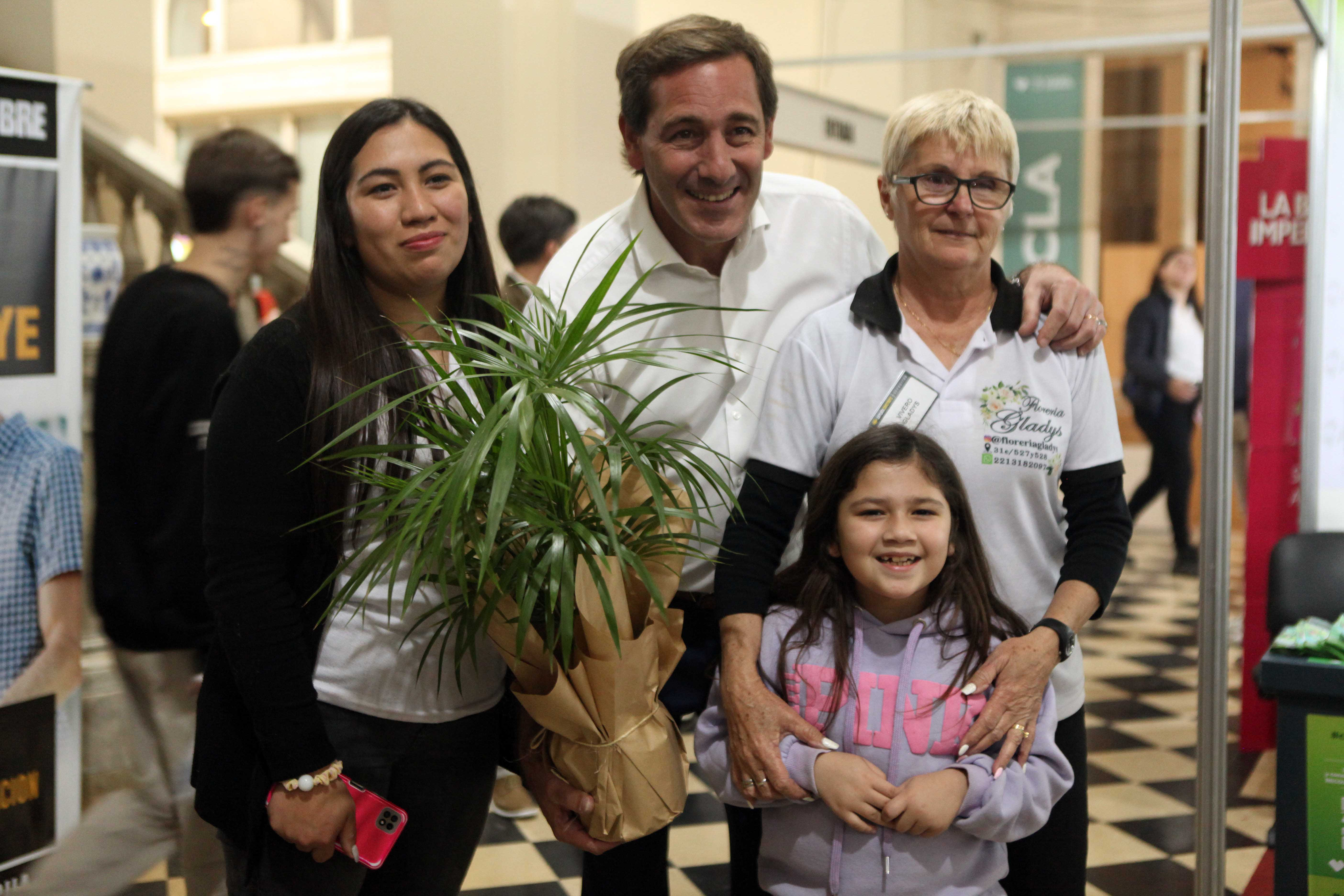 Garro visitó "La Plata Construye" y recalcó: "Acompañamos y apoyamos a los que generan trabajo"