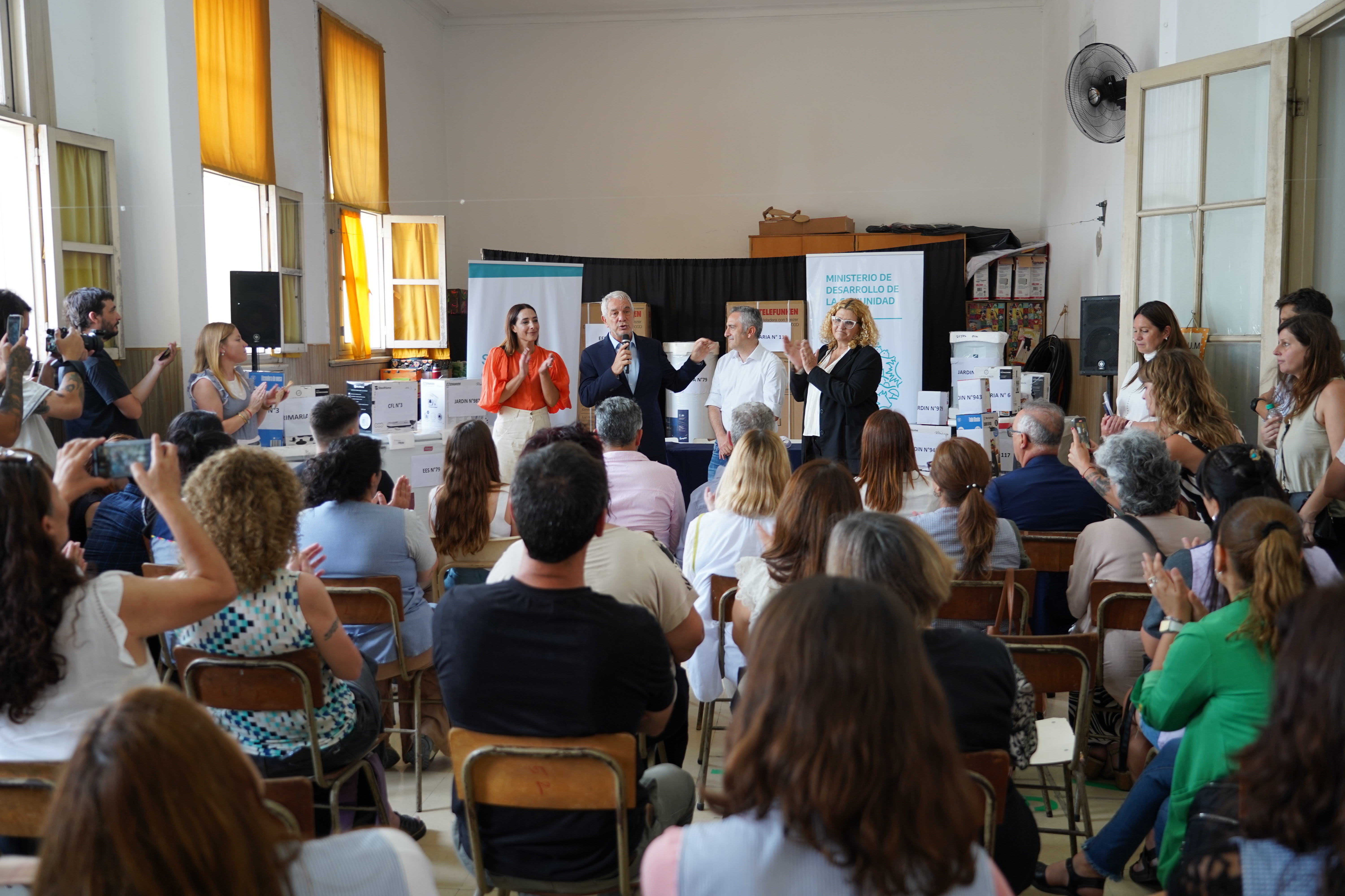 Municipio y Provincia entregaron equipamiento para 29 escuelas de la ciudad