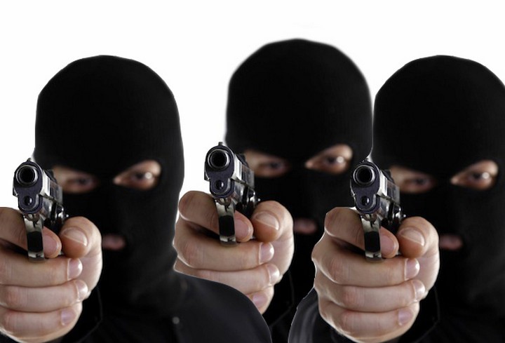 La policía trabaja en el identificación de los delincuentes que asaltaron a una mujer en 4 entre 72 y 73