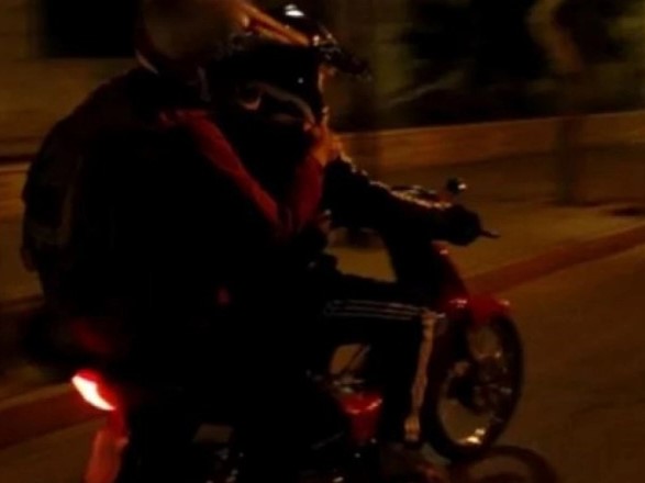 Motochorros emboscaron a una mujer para robarle el auto en Barrio Frisón