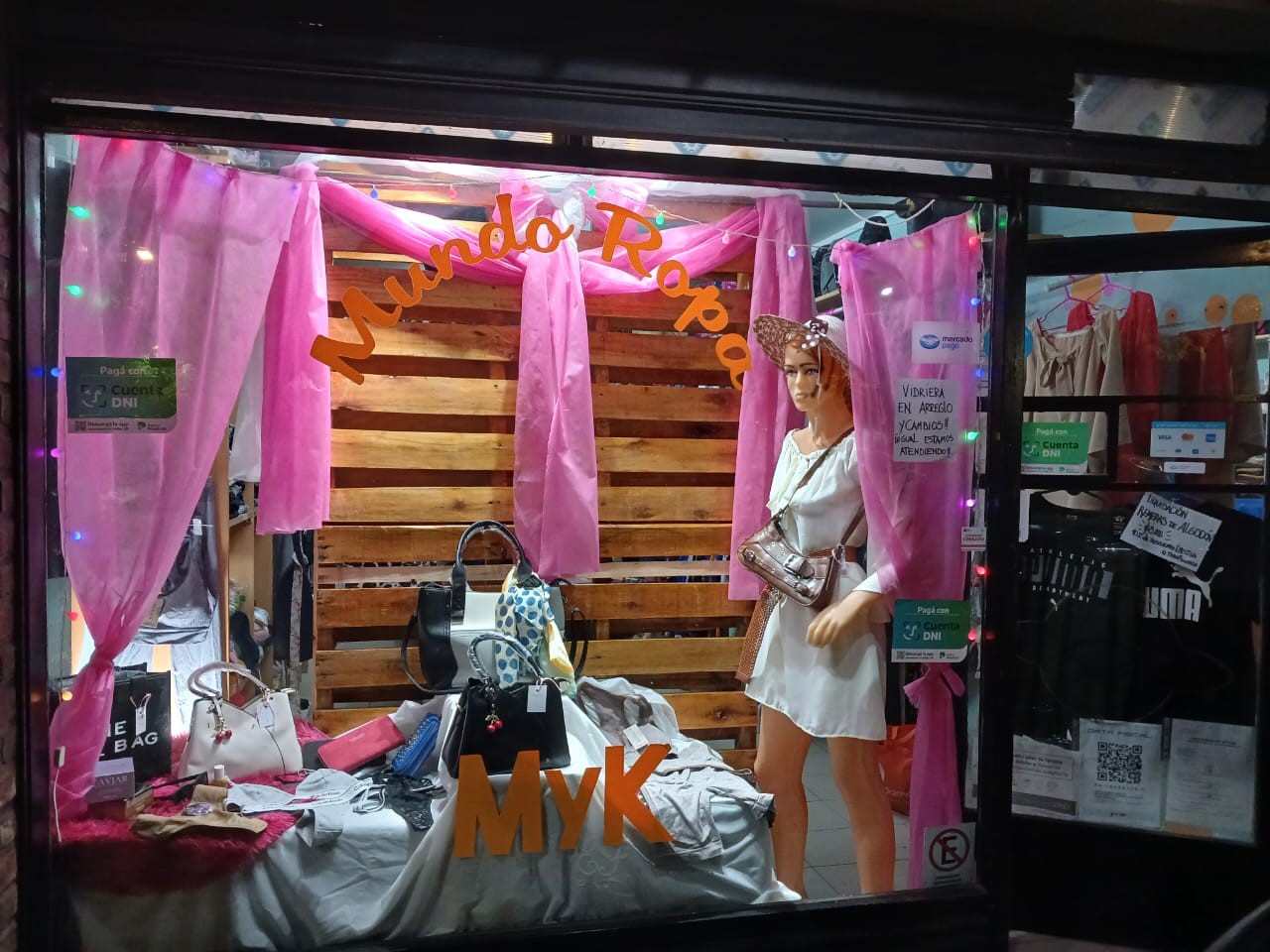 Caída del consumo: Mundo Ropa de avenida 1 ofrece un 20 por ciento de descuento en varias prendas