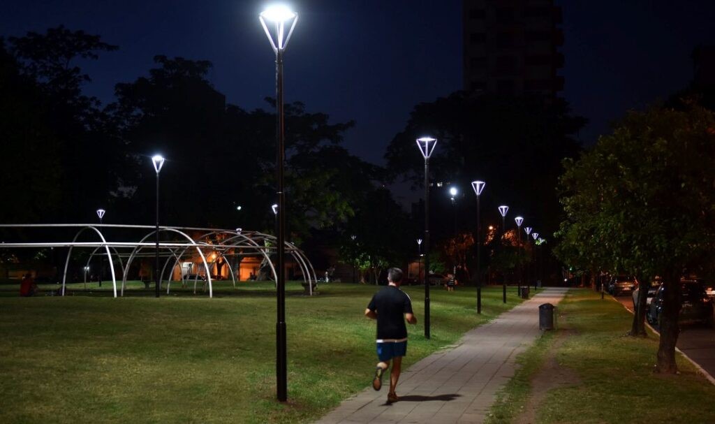 La Ciudad: Parque Castelli a oscuras generó malestar en los vecinos