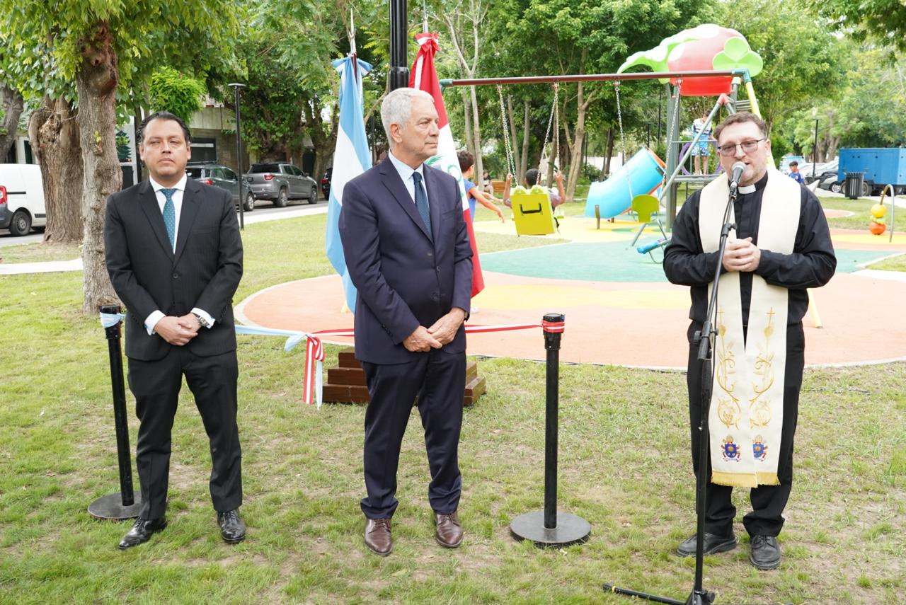 Alak inauguró la Plaza República del Perú