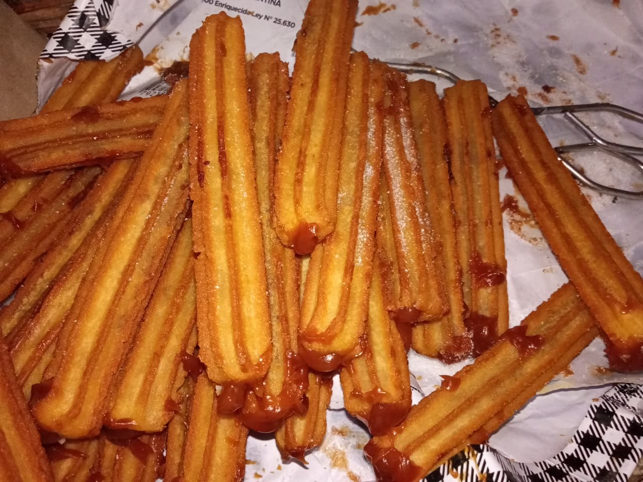 Salieron a vender churros y bolas para sostenerse y así enfrentar la crisis