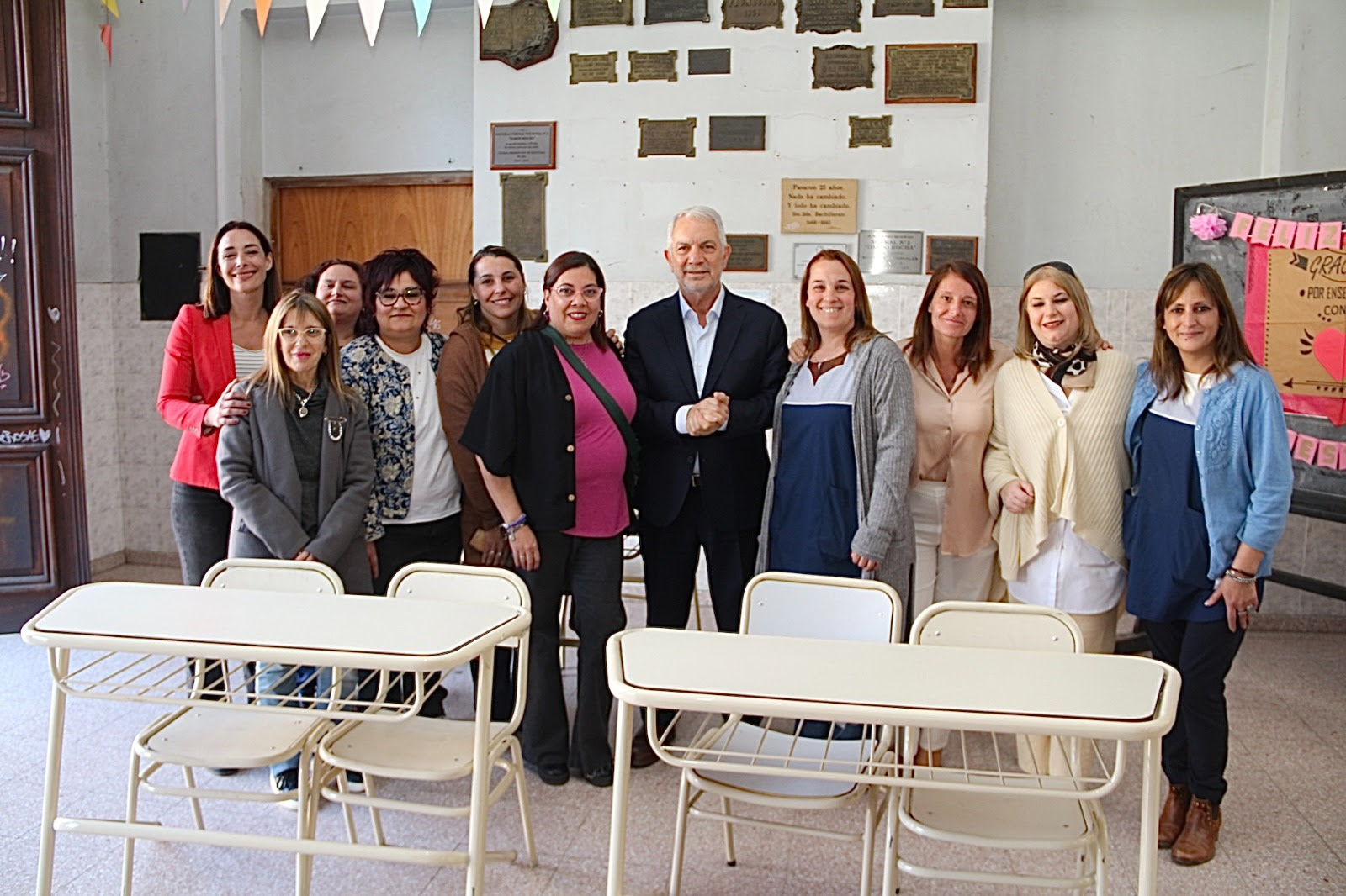 Alak entregó mobiliario y visitó escuelas donde se realizarán obras para más de 1.400 estudiantes