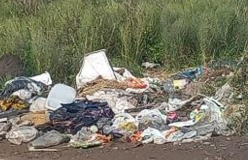Vecinos piden que la recolección de basura se haga con cuidados y sin vuelcos porque después no se llevan los restos