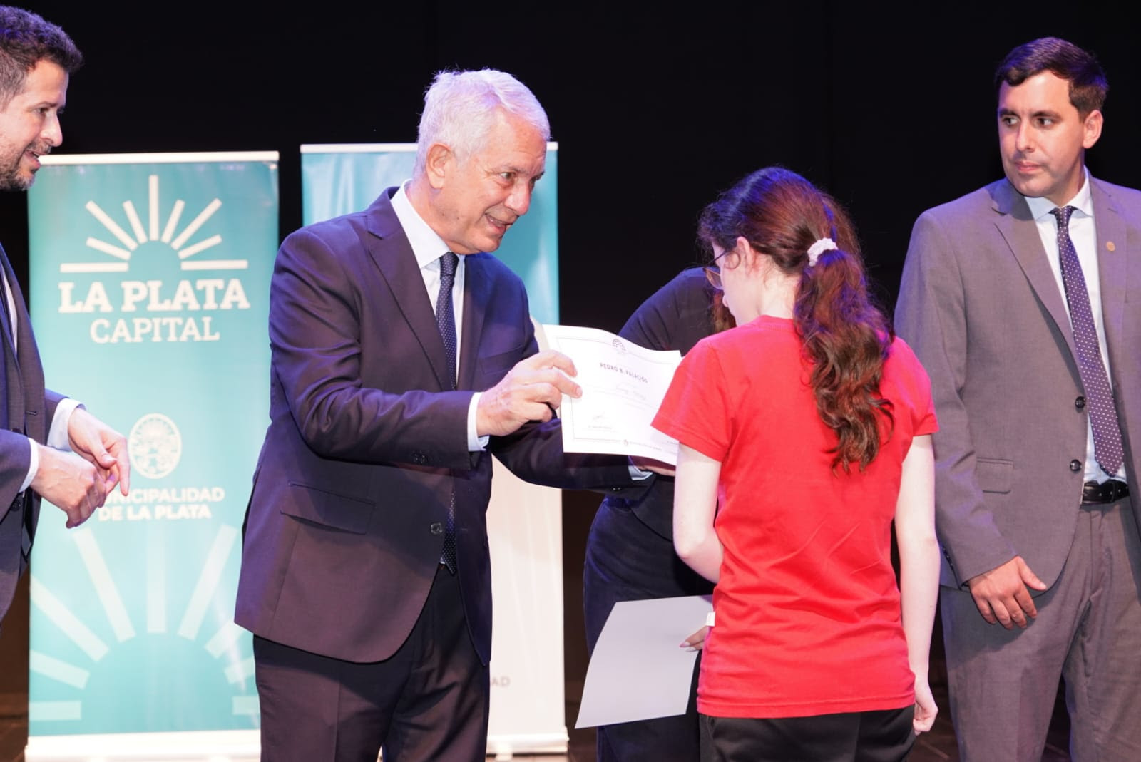 Alak acompañó la premiación a los mejores promedios secundarios y de educación para adultos