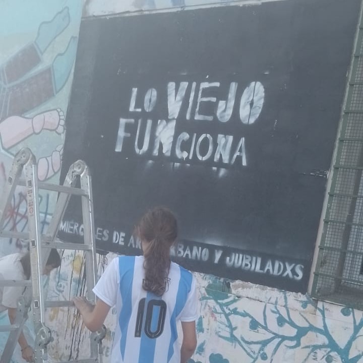 Festejos en la Escuela de Educación Artística de 76 entre 7 y 8