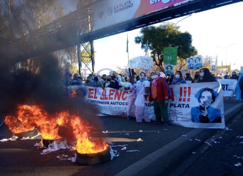 Enfermeros de hospitales locales se manifestaron en viernes en la subida de la autopista