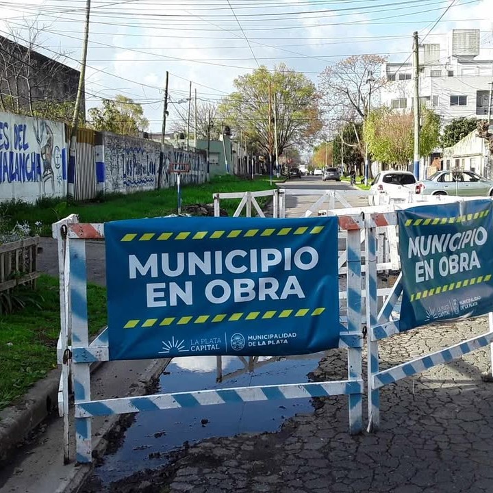 Vecinos piden que terminen el trabajo y retiren las vallas en 73 entre 116 y 117