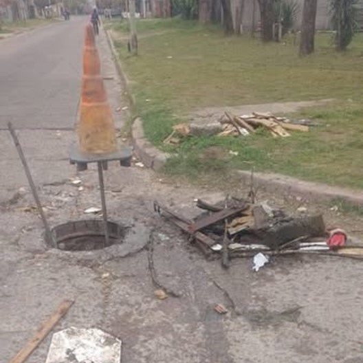 Los Hornos: Se tapaban las cloacas y al abrirlas encontraron cualquier clase de basura