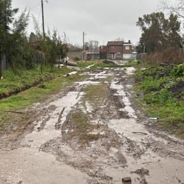 Necesitan que les arreglen la calle para entrar y salir de sus viviendas cuando llueve