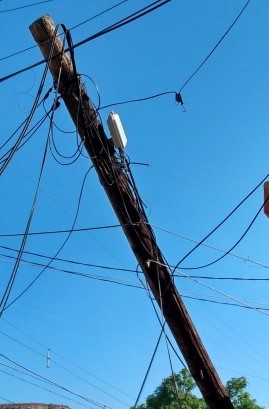 Otro poste caído sin respuestas de la empresa