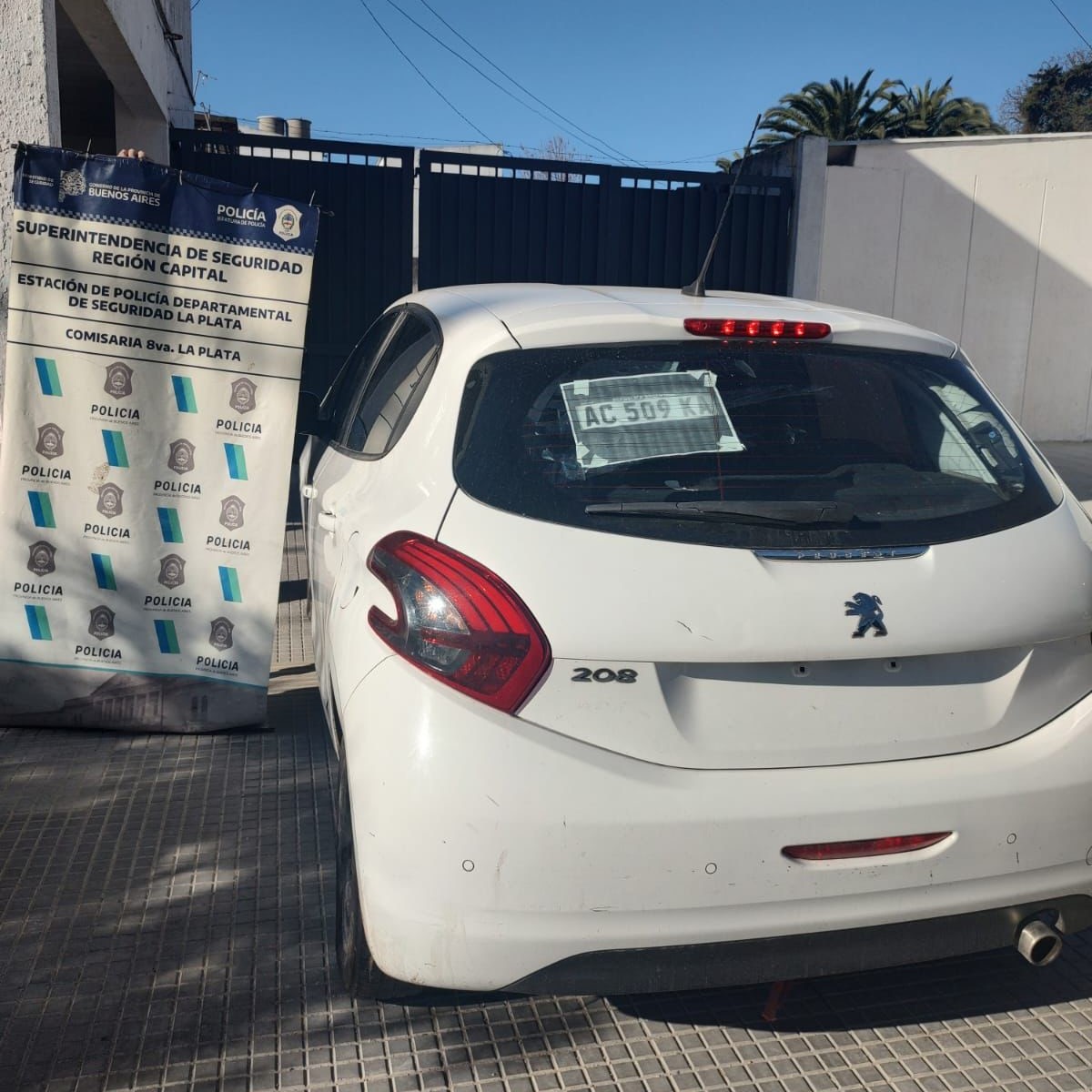 Detenido en 74 entre 14 y 15 por conducir auto robado