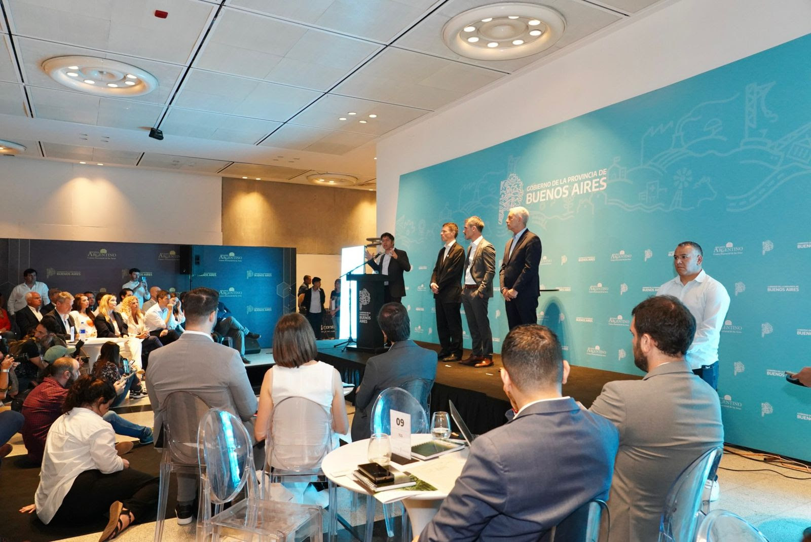 Axel y Alak junto en un encuentro de desarrollo provincial