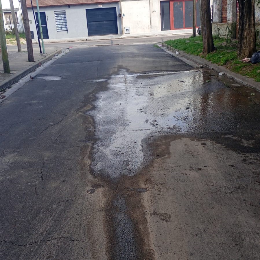 Vecinos del casco afirman que bajó la presión por pérdidas enormes