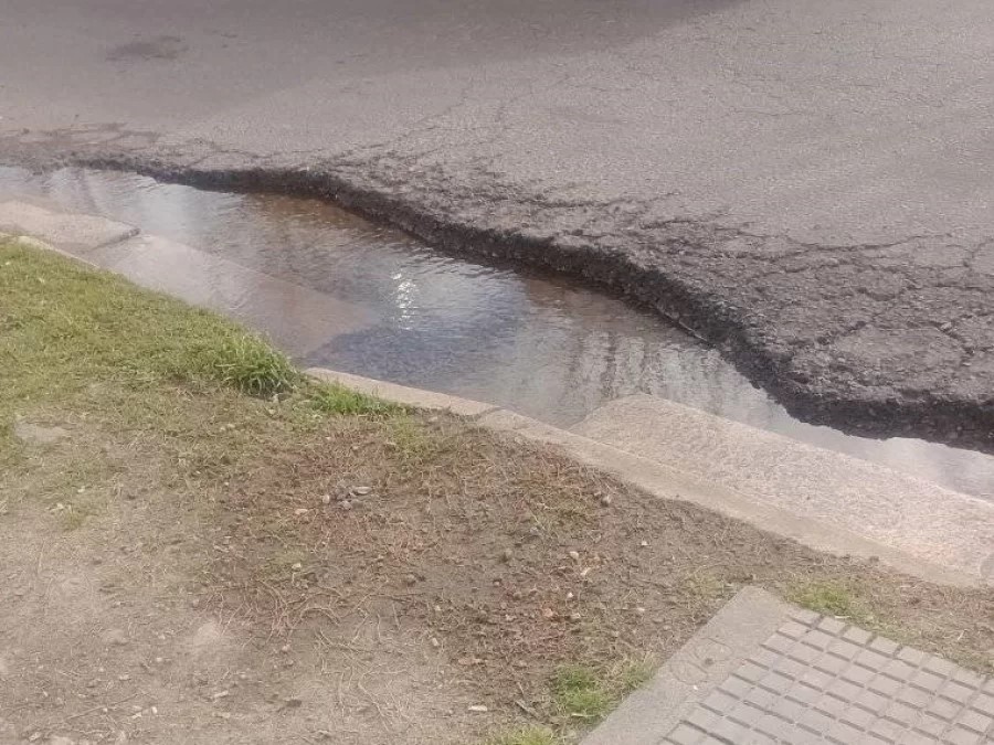 Por un pozo lleno de agua en 7 y 76: Los usuarios de colectivos sufren salpicaduras