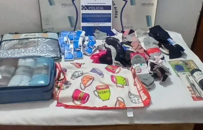Tres detenidos por vender soquetes casa por casa en Aeropuerto