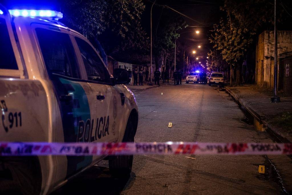 Berisso: Quiso evitar una discusión y lo corrieron a los tiros en el barrio El Carmen