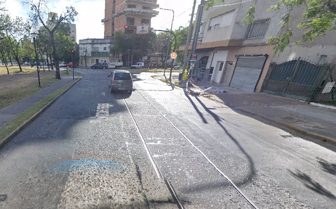 Cuestionan el gasto en plazas y por otro lado piden remover las vías del tranvía