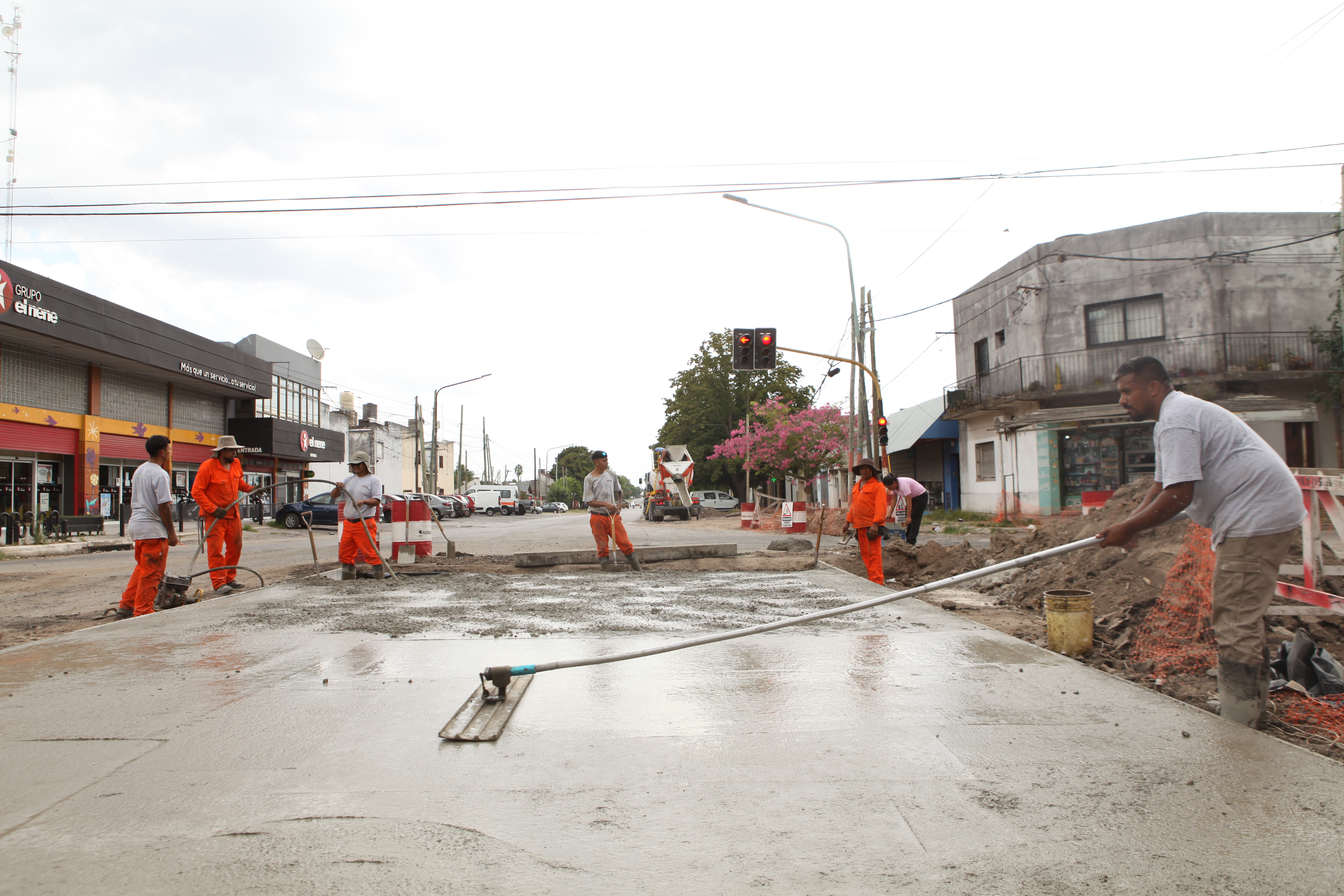 Los Hornos: Avanzan las obras con quejas de vecinos que piden por viejos baches