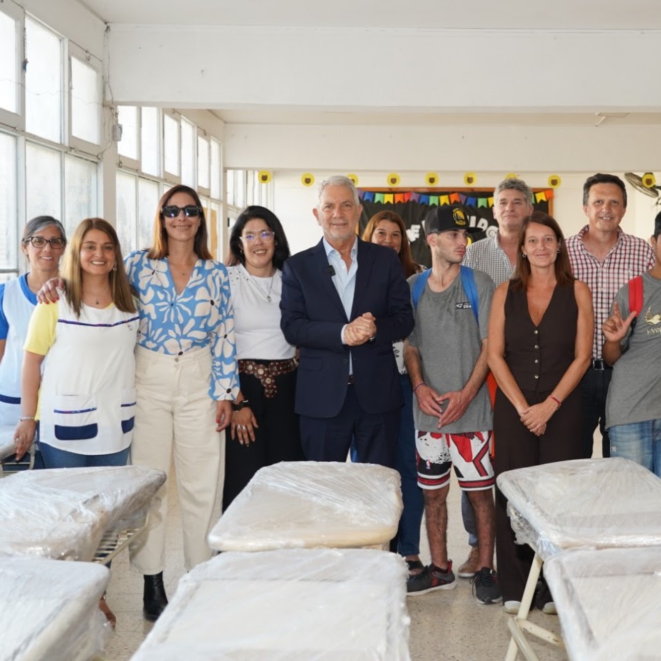 La Municipalidad entregó mobiliario escolar: Escuela de Altos de San Lorenzo beneficiada