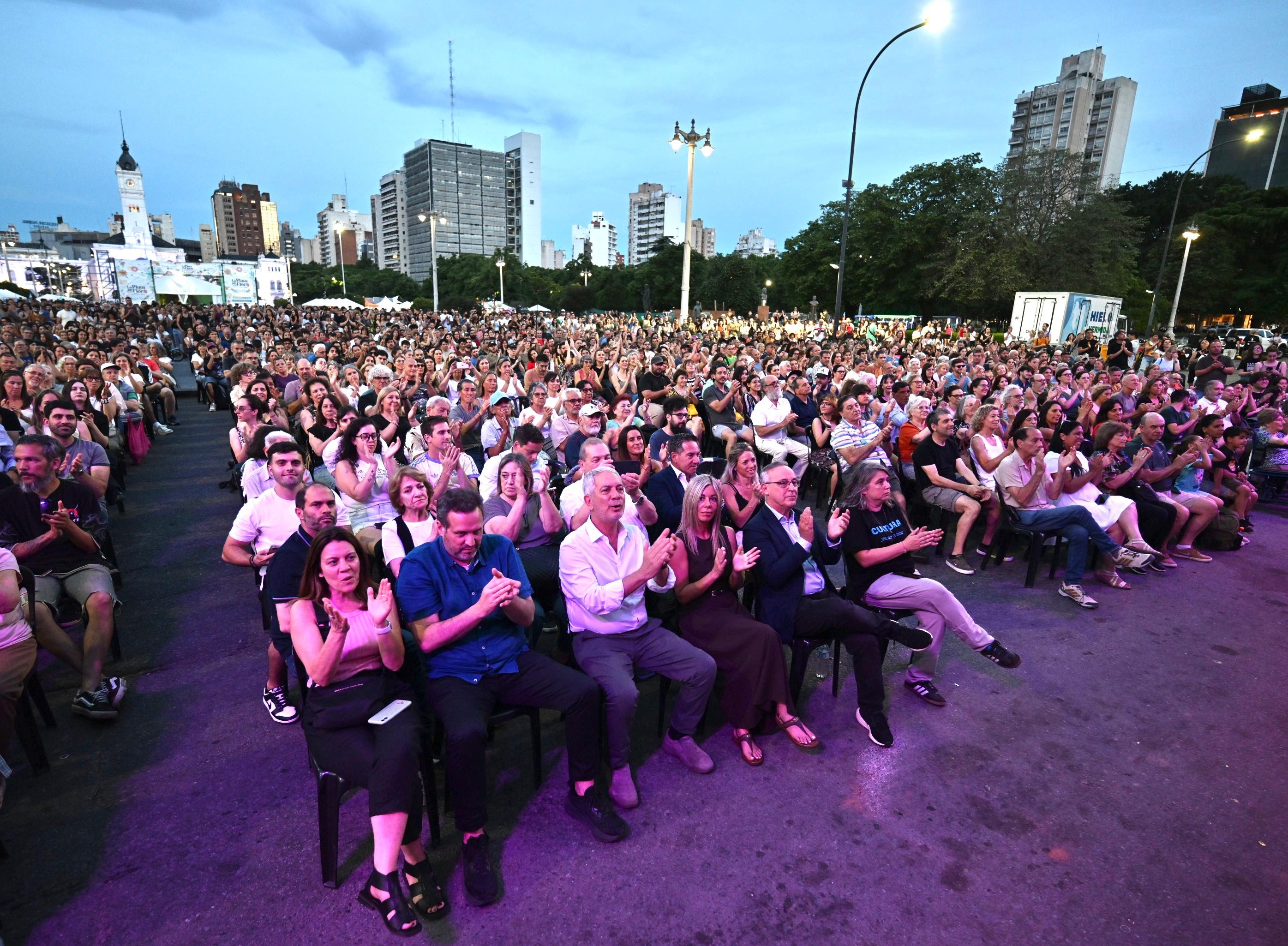 Ante una multitud de vecinos, Nico Sorín abrió la Semana de la Música en La Plata