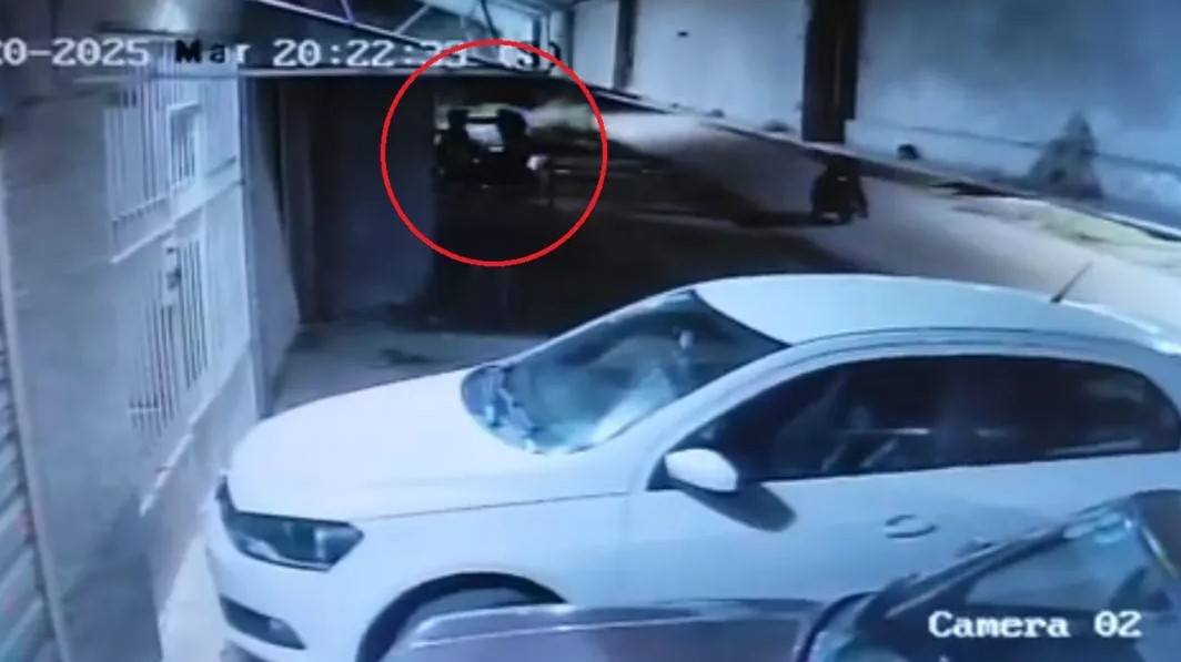 Inseguridad en Villa Elvira: encañonaron a una mujer y su hija de 8 años en un feroz robo y todo quedó filmado