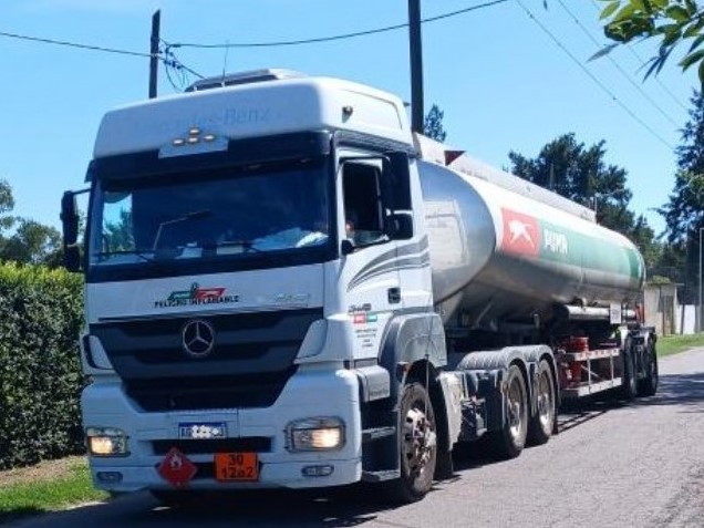 Quejas de vecinos por el paso de tránsito pesado por frágiles calles que no soportan el uso diario