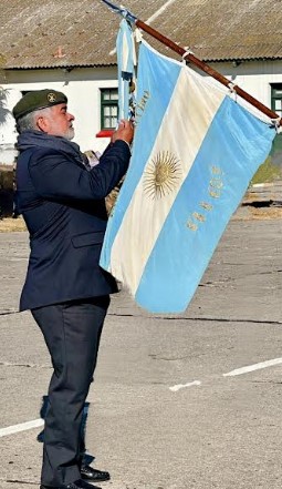 Mis Banderas y yo: El relato de cómo un ex combatiente se trajo la insignia entre ropas