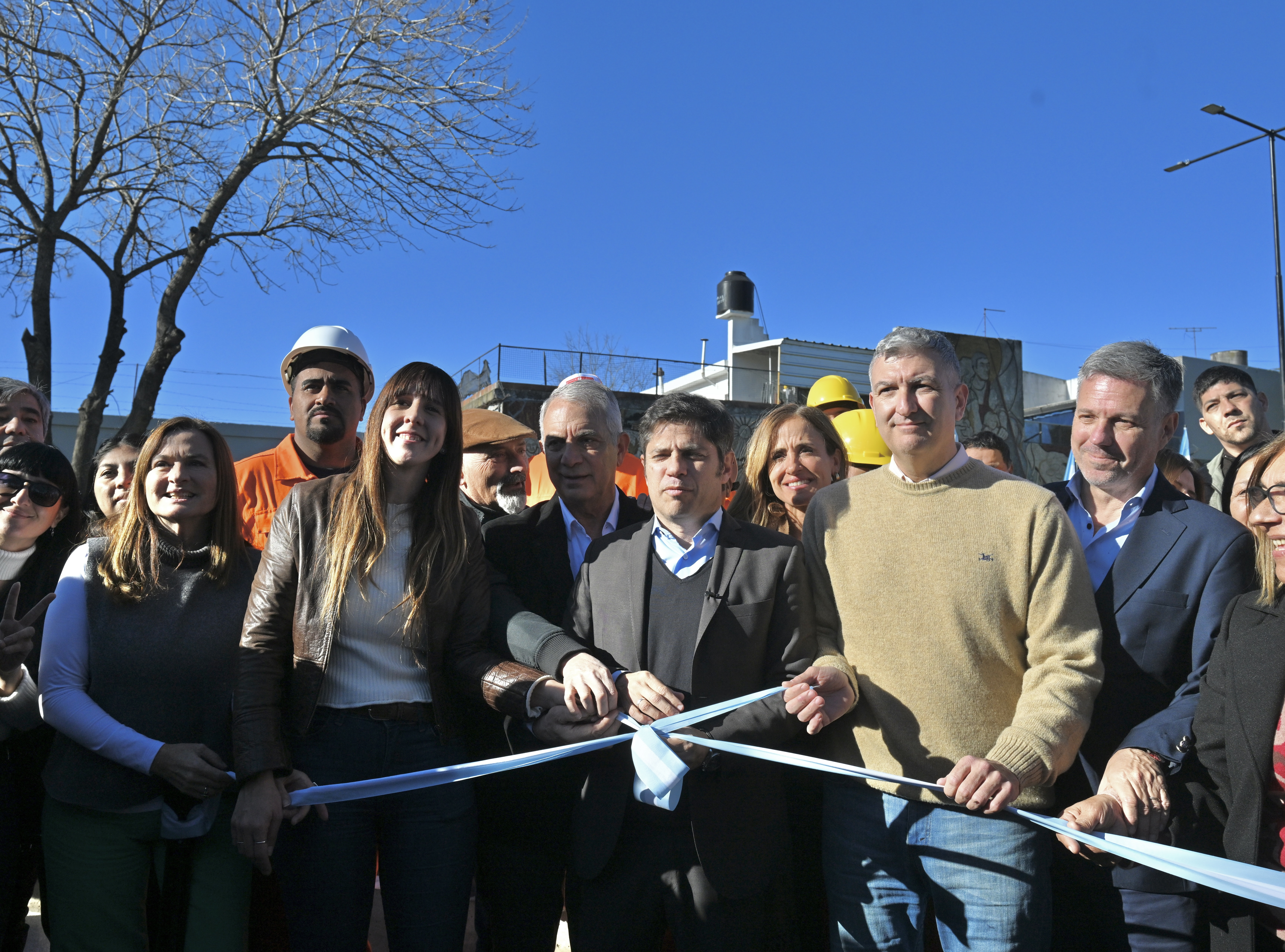 El gobernador en Los Hornos para inaugurar obra pública local: Inauguró un tramo de la 60 y una plaza