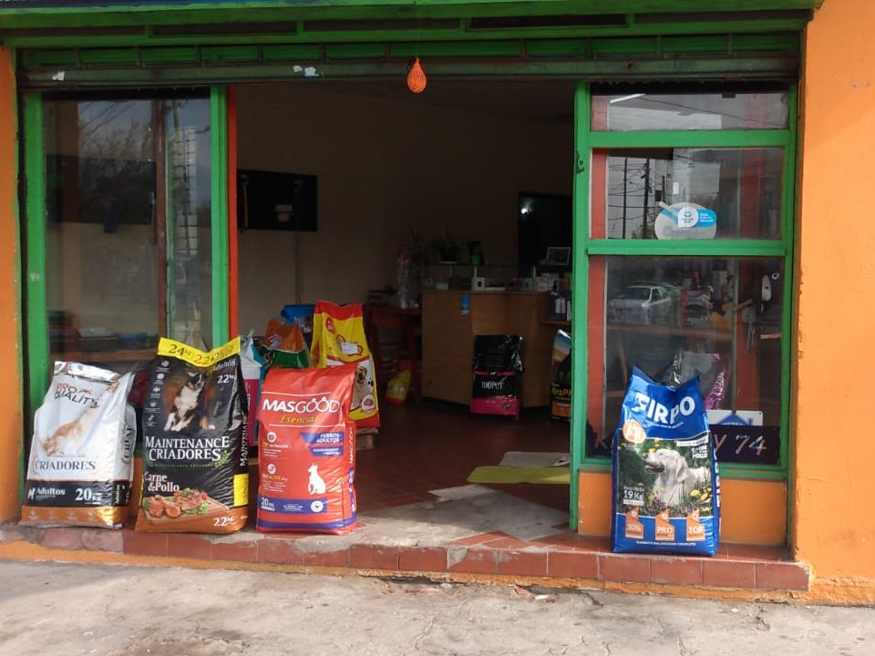 Abrió un  comercio de venta de alimentos y accesorios para mascotas en 1 y 74