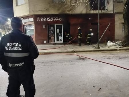 Se incendió un comercio de comidas en pleno barrio norte