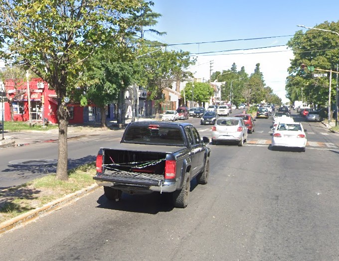 Quejas por las motos y bicicletas que no frenan en los semáforos en rojo