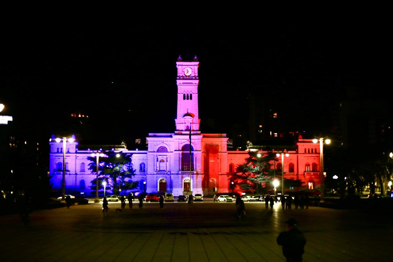 El Palacio Municipal se iluminó en homenaje a Favaloro a 25 años de su fallecimiento