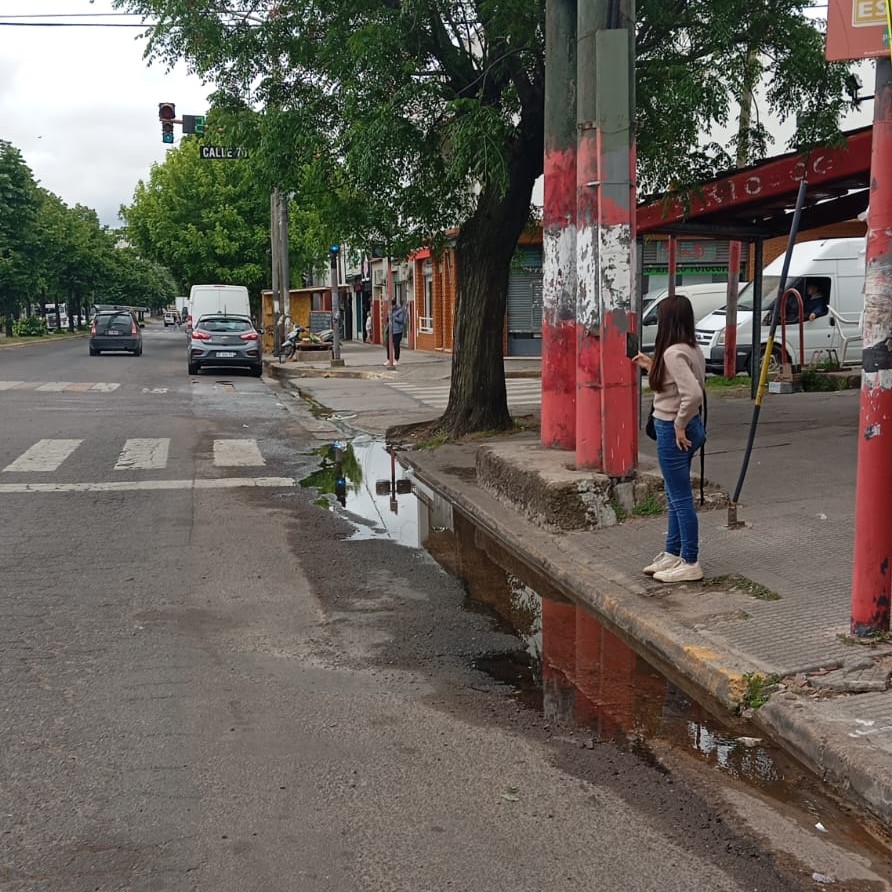 Usuarios del transporte público molestos por el agua que se acumula la parada de 7 y 76