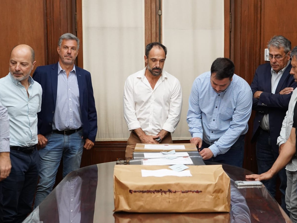 Se abrieron los sobres de la licitación del transporte público para los próximos 12 años en La Plata