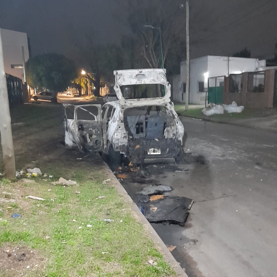 Se incendió un auto en Altos de San Lorenzo