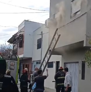 El incendio de 77 entre 5 y 6: Un hombre discutió con su madre y prendió fuego la casa
