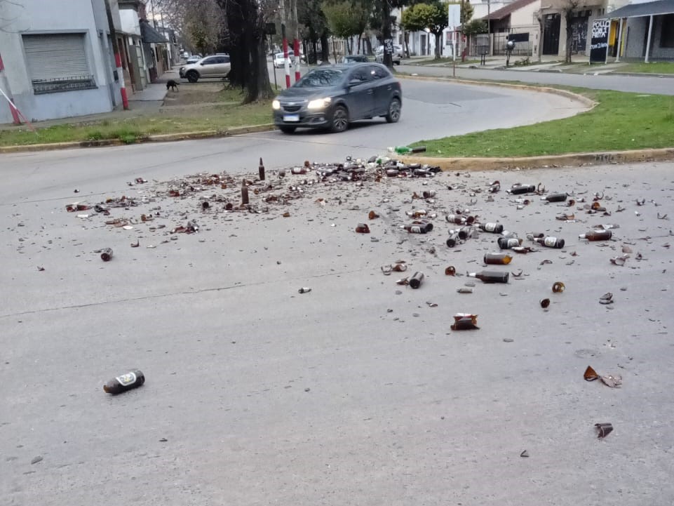 No llores que estaban vacías: Decenas de envases de cervezas rotos en el ingreso a Villa Elvira