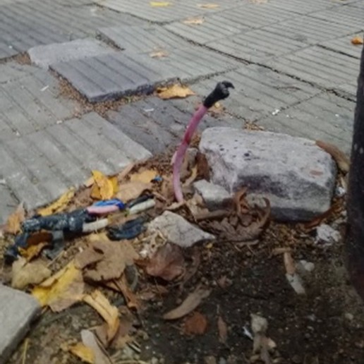 Alerta por un cable suelto en la vereda a metros de un Jardín de Infantes