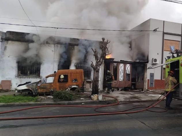 Feroz incendio en una vivienda a metros de la Circunvalación